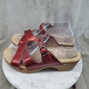 Dansko Shoes Womens EU 39 US 8.5-9 Metallic Red Crinkle Leather Sela Sandals